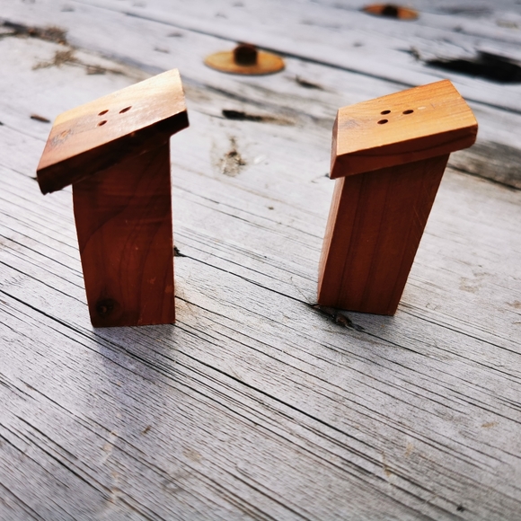 Vintage Ma and Pa Wooden Outhouse Salt and Pepper Shakers - Picture 3 of 15